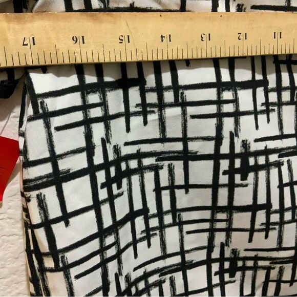 ⭐️FOREVER 21 White and Black Top size small T1 - Picture 9 of 10